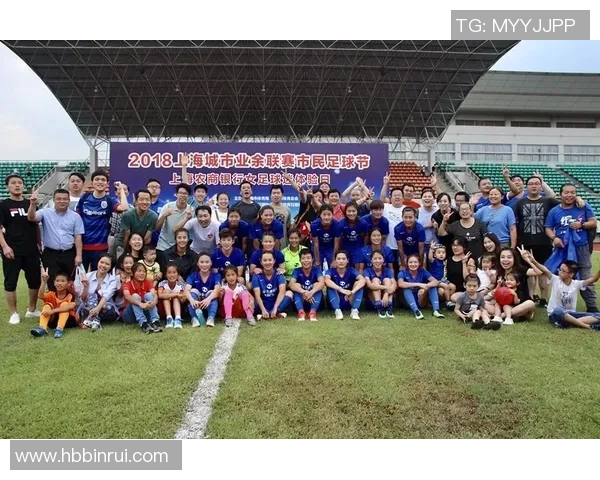 足球明星内马尔与球迷亲密合影展现温暖瞬间与激情时刻